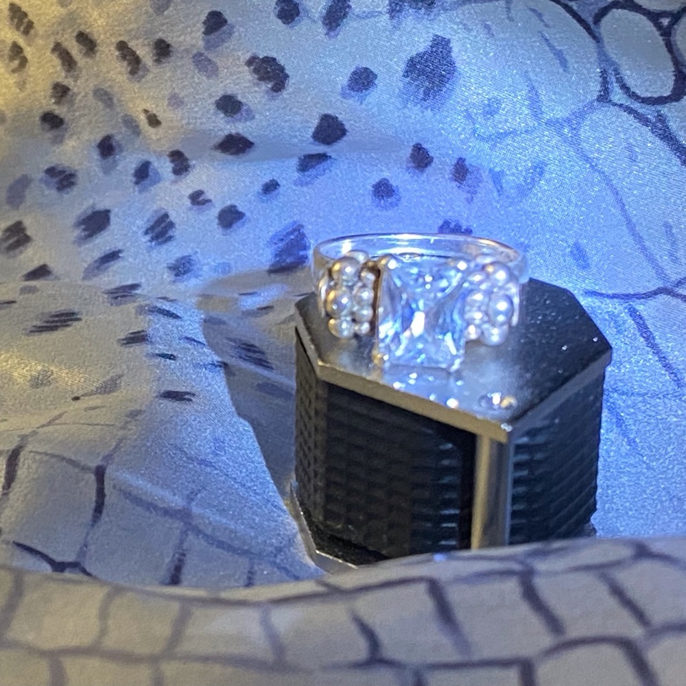 Gorgeous Princess Cut 3ct.  White Sapphire solitaire set in 925 Sterling Silver - Picture 2 of 3